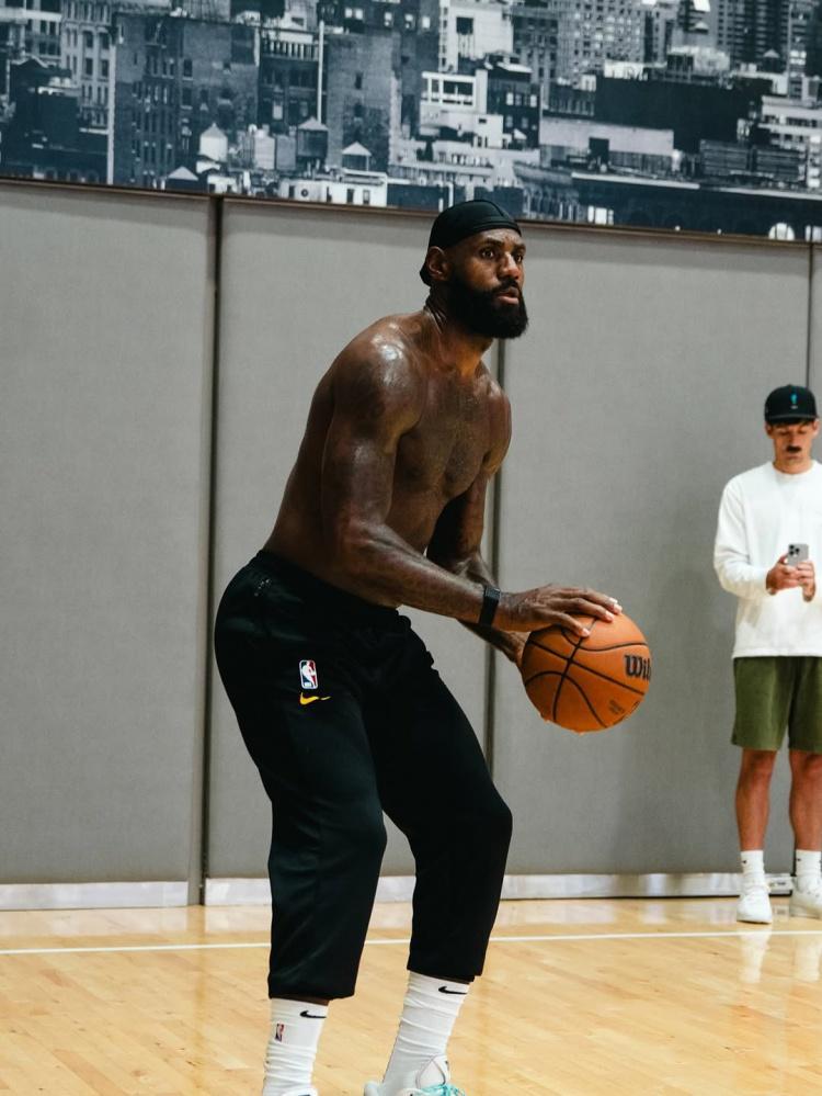冠军队友！摄影师晒詹姆斯和乐福6月在纽约训练组图